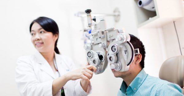 Làm thế nào để giữ mắt sạch sẽ và không viêm nhiễm trước khi mổ mắt?
