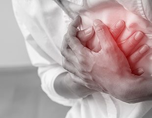 Bệnh nhân nhồi máu cơ tim có những biểu hiện lâm sàng nào?
