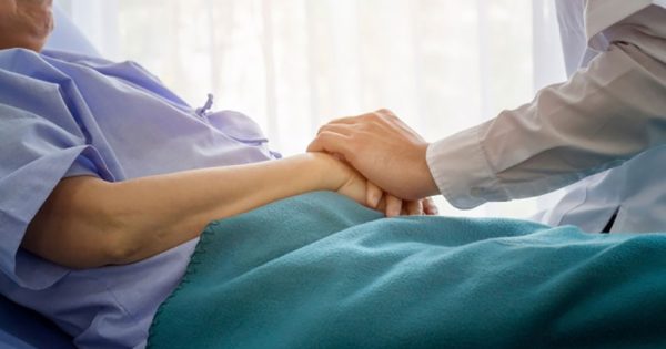 Có những cách nào khác để chăm sóc bệnh nhân ung thư tại nhà, ngoài dịch vụ chuyên nghiệp?