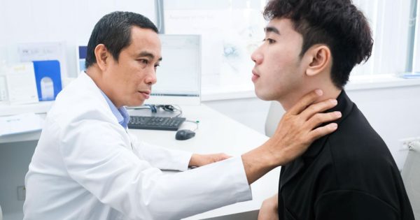 Có những biện pháp hỗ trợ tâm lý và chăm sóc sức khỏe cho người mắc ung thư tuyến giáp không?