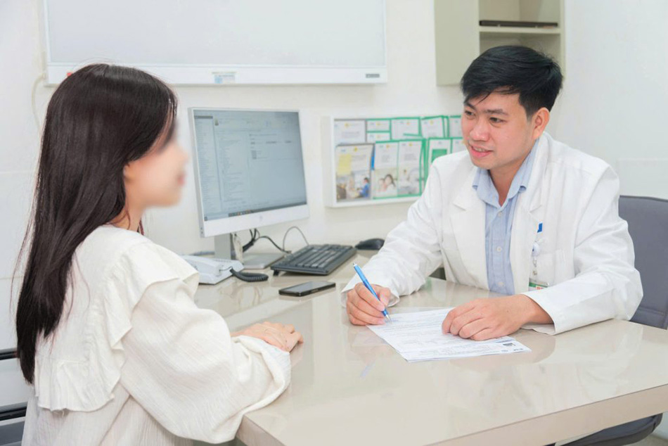 Bác sĩ Huỳnh Hữu Danh tư vấn cho bệnh nhân thủ thuật can thiệp nội mạch điều trị u xơ tử cung