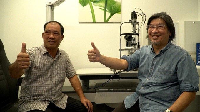GS. BS Donald Tan vui mừng với sự phục hồi ngoạn mục của ông Dũng (trái) sau ca ghép giác mạc (Ảnh: Bệnh viện FV)