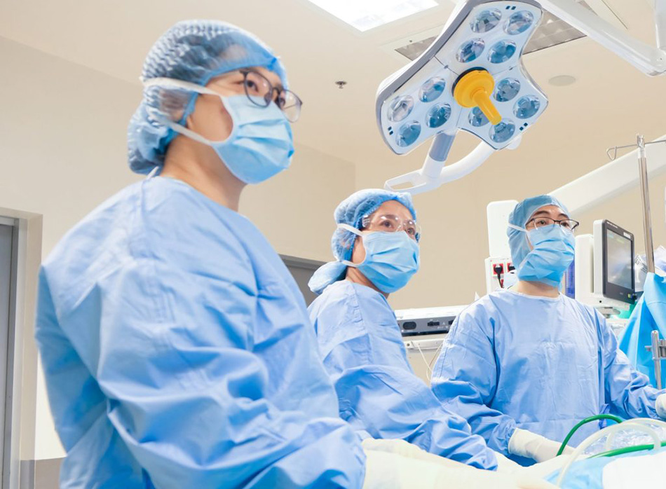 Bác sĩ Lương Ngọc Trung và ê-kíp mổ nội soi cắt thùy phổi cho bệnh nhân