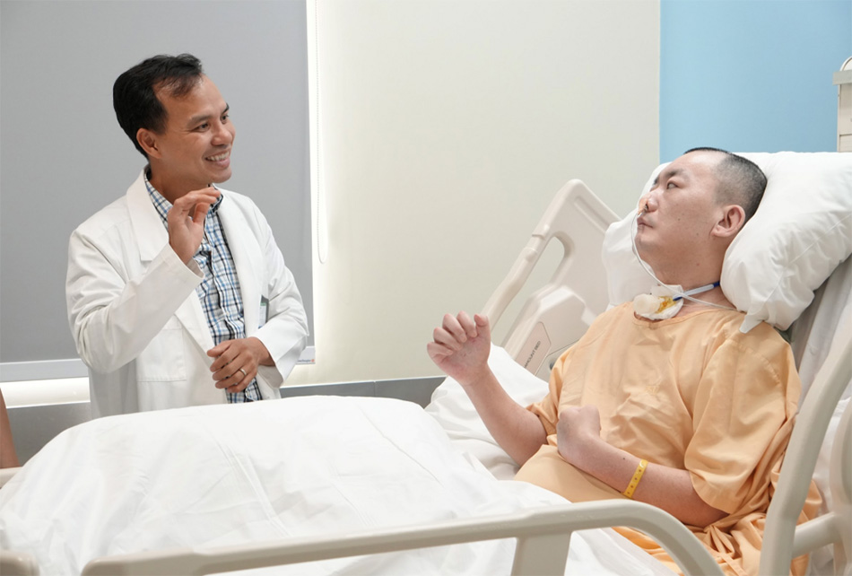 Dr Vu Truong Son shares a heartfelt farewell with the patient before departure.