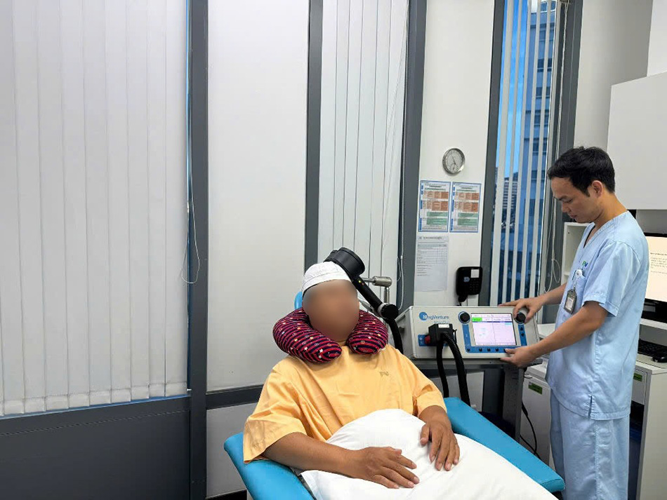 Transcranial magnetic stimulation therapy is widely used in treating chronic pain