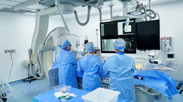 Hai bệnh nhân đầu tiên tại Việt Nam được điều trị nghẽn mạch vành bằng công nghệ IVL