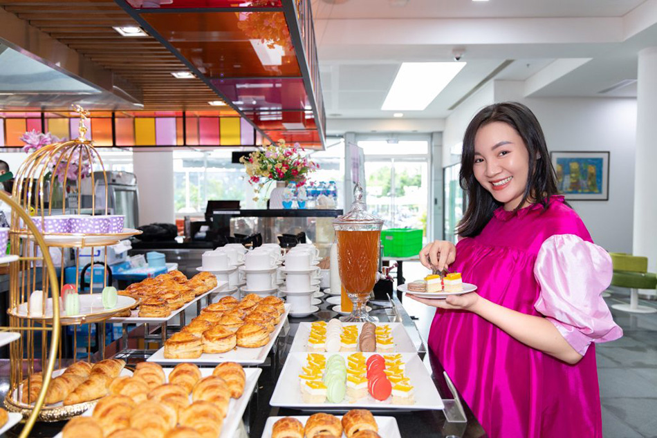Mẹ bầu thưởng thức trà bánh do chính các đầu bếp của FV Bistro chuẩn bị
