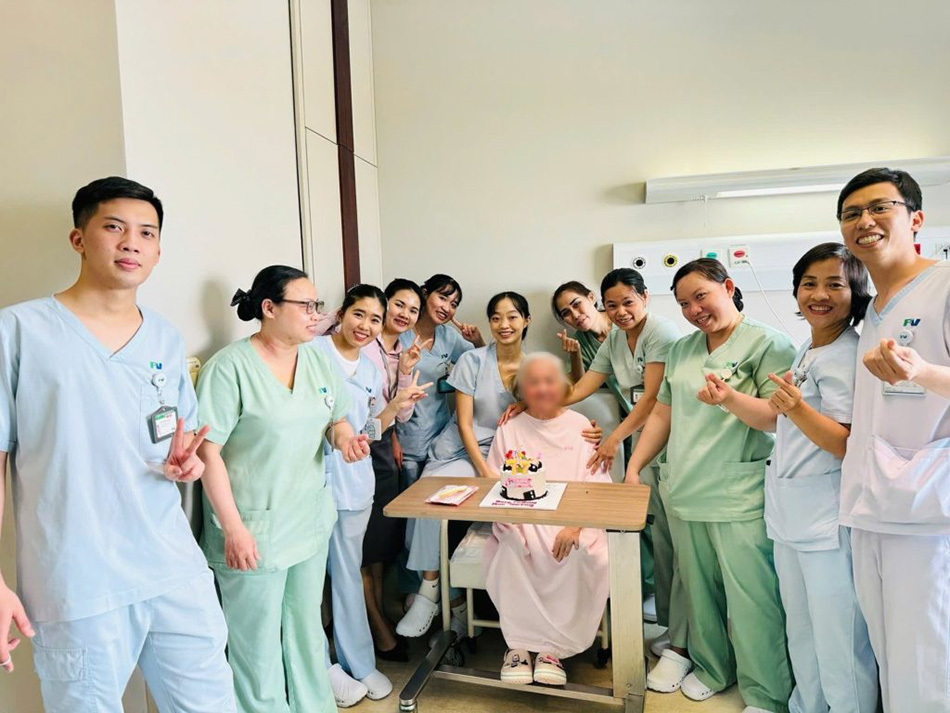 Từng bị bệnh viện "trả về", Cụ bà U80 hồi phục ngoạn mục tại FV