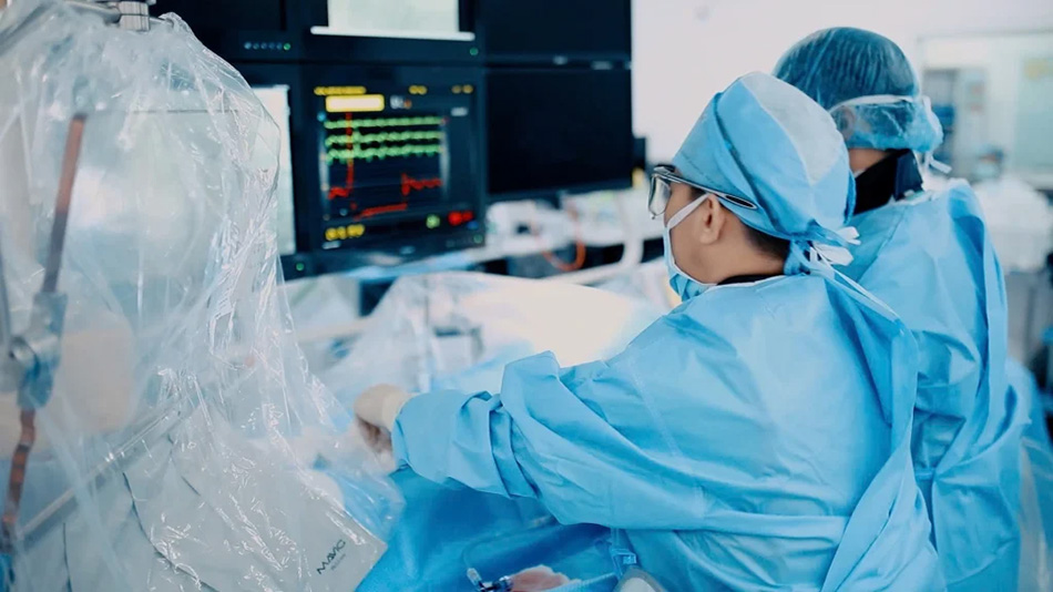Ê-kíp của TS.BS Hồ Minh Tuấn đặt stent mạch vành cho bệnh nhân.