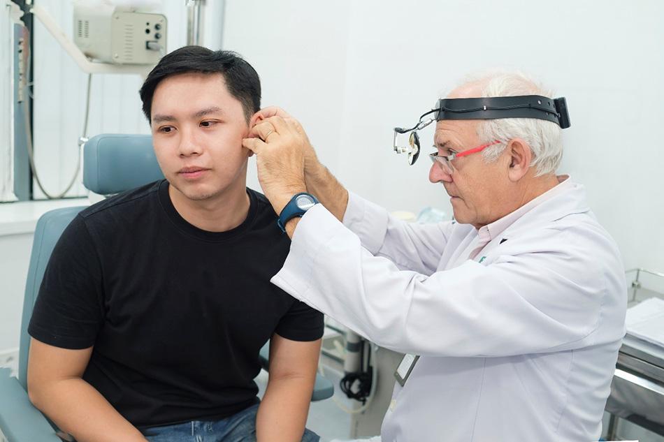 TS.BS Bernard Colin thăm khám cho bệnh nhân