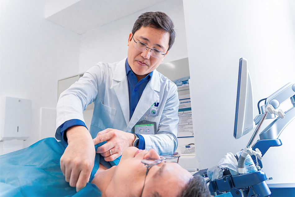 Bác sĩ Minh Thanh thăm khám cho bệnh nhân trước phẫu thuật