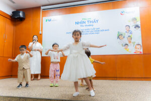“Cho em nhìn thấy yêu thương”: Ánh sáng được thắp lên từ y học và lòng nhân ái
