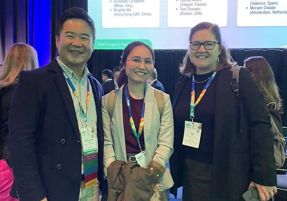  Dr Phuong Thao (centre) with experts at ESMO