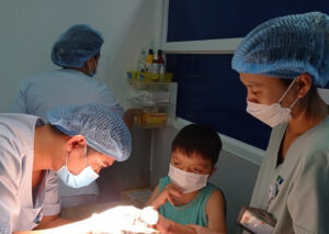 Phù thủy phẫu thuật bàn tay trở lại Việt Nam: Cơ hội cho những ca dị tật tưởng chừng không thể can thiệp