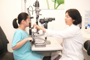 KIỂM SOÁT CẬN THỊ CHO TRẺ EM BẰNG MÁY MYOPIA MASTER